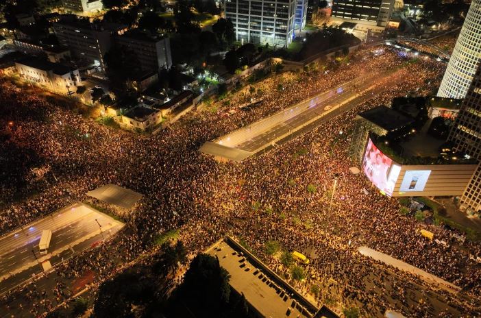 Protesta në të gjithë Izraelin, qytetarët që bllokojnë autostradën në Tel Aviv, ndërhyn policia