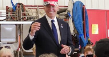 Biden “bën fushatë” me kapelen e Trump në kokë