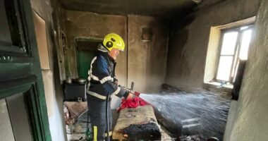 Zjarr në një banesë në Vithkuq, shkak shpërthimi i bombolës së gazit