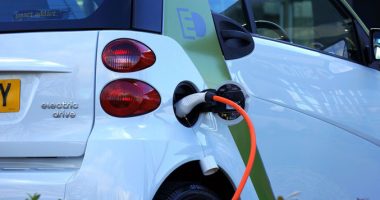 SHBA dha më shumë se tre miliardë dollarë grante për prodhimin e baterive për automjetet elektrike