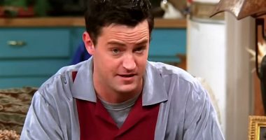 Pulovra që Matthew Perry veshi në serialin “Friends” shitet në ankand, për gjashtëfishin e çmimit