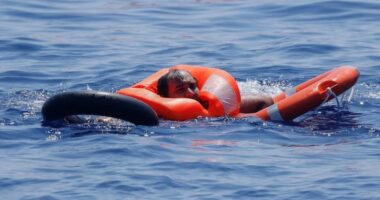 Përmbyset varka me emigrantë në Lampeduza, shpëtohen 7 vetë, 21 rezultojnë të zhdukur