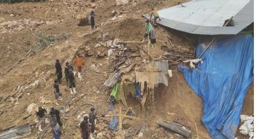 VIDEO/ 15 të vdekur dhe dhjetëra të zhdukur pas rrëshqitjes së dheut në një minierë ari në Indonezi