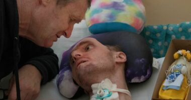 U dëmtua në tru gjatë luftës dy vite më parë, babai i ushtarit ukrainas rrëfen sakrificën për të shëruar të birin