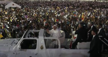 Rreth 600,000 besimtarë u mblodhën për meshën e Papës në Dili