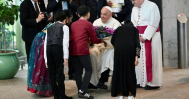 Papa Françesku mbërrin në Singapor në fund të turneut të tij