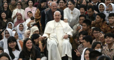 Papa Françesku lavdëroi indonezianët për familjet e mëdha