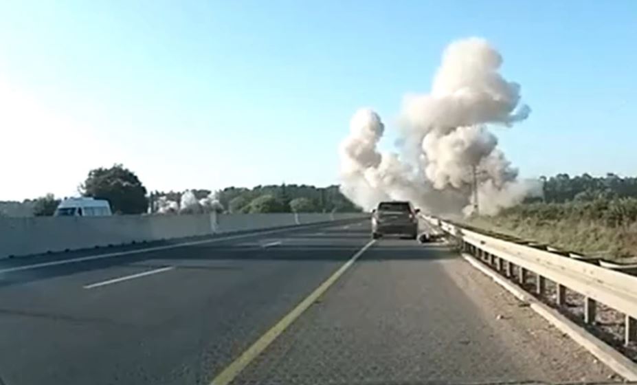 VIDEO/ Panik në Izrael, raketat e Hezbollah godasin autostradën