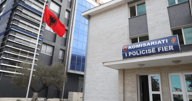 Vëllezërit në Fier rrahin burrin e motrës, një i arrestuar dhe një në kërkim