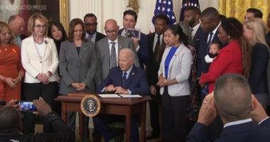 Biden nënshkruan urdhrin që synon reduktimin e dhunës me armë