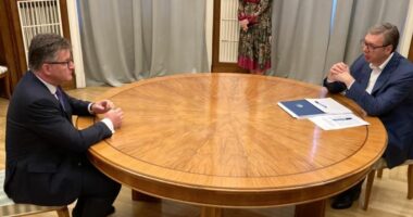 Lajçak takohet me Vuçiç në Beograd