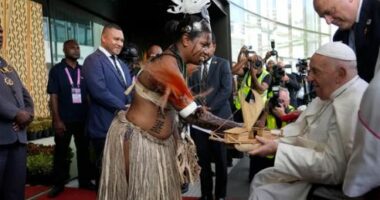 Papa Françesku bën thirrje për t’i dhënë fund dhunës mes fiseve në Papua Guinea e Re