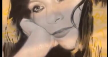 Rama ndan videon: Muralja e bukur në Tiranë, përjetësohet këngëtarja e madhe shqiptare Vaçe Zela