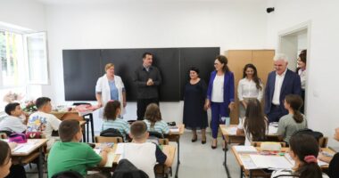Viti i ri shkollor, Veliaj: Kemi bërë revolucion në Tiranë, sot hapëm 400 institucione arsimore për të pritur nxënësit