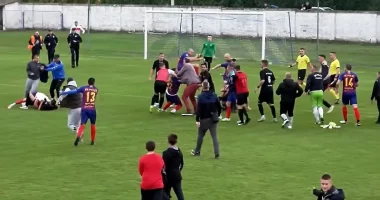 Skandal tjetër në Serbi/ Përleshje e egër në ligën e futbollit në Vojvodinë, arbitri në ndeshjen Polet-Napredak nxorri 10 të kuq