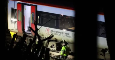 Përplasen dy trena në Uells, vdes një pasagjer, plagosen 15 të tjerë