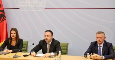 Risena Xhaja, kryeadministratorja e re e Agjencisë së Administrimit të Pasurive të Sekuestruara, prezantohet nga ministri Hoxha