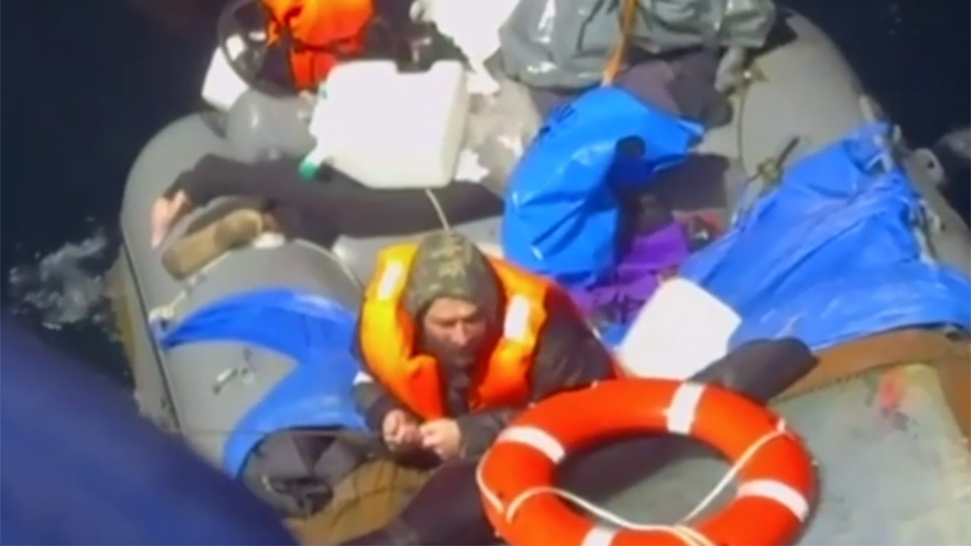 VIDEO/ I mbijetoi mbytjes së gomones, burri gjendet i gjallë pas dy muajsh në det