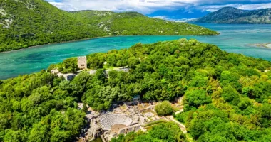 “Le Figaro”: Shqipëria mes pesë destinacioneve më të mira për të lundruar në Evropë