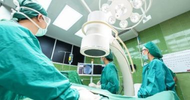 Përse këmishat e kirurgëve dhe infermierëve janë jeshile?