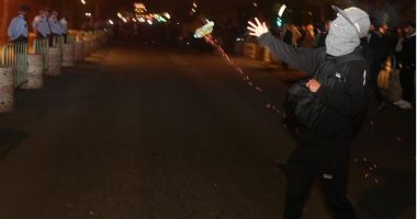 Protesta me flakë e molotov, çfarë gjeti policia para Bashkisë Tiranë