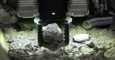 Roboti nxjerr mostrat e para të “karburantit bërthamor radioaktiv” nga reaktori i Fukushimës