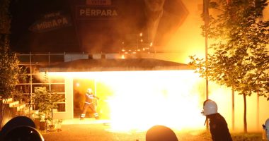 Dogjën PS me molotov, protestuesit e opozitës zhvendosen drejt godinës së Parlamentit