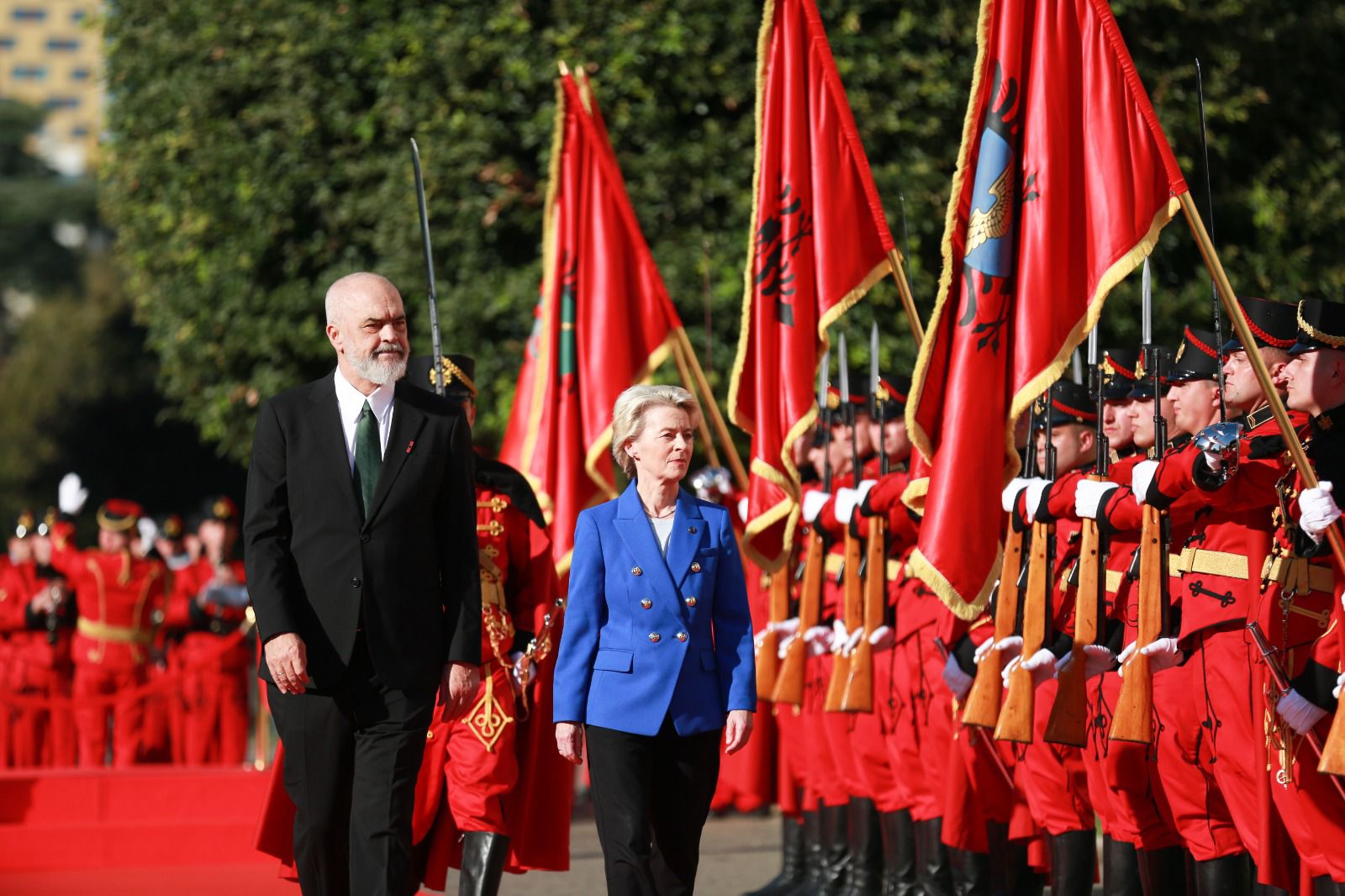 Turi ballkanik/ Von der Leyen mbërrin në Tiranë, pritet nga kryeministri Rama