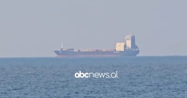 Anija ‘Moliva’ me mbetjet e Kurum vazhdon të qëndrojë 1.5 milje larg Portit të Durrësit