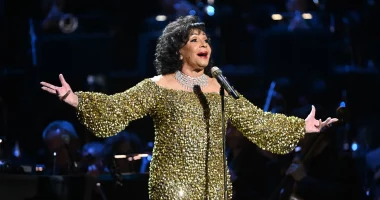 Koleksioni i bizhuterive të Shirley Bassey thyen rekordin botëror me çmimin në ankand
