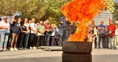 Djegia e gomave para bashkisë/ Procedohen disa protestues, mes tyre Klevis Balliu dhe Adriana Kalaja