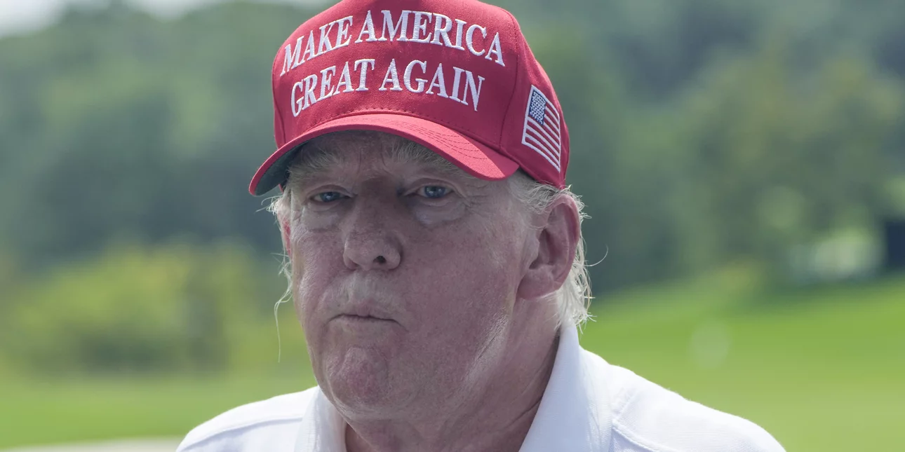 U zunë për një kapele të Trump, dy gra amerikane nxirren nga avioni në Londër