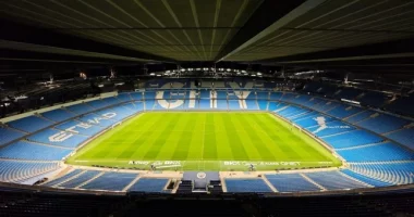 Manchester City fiton betejën, jo luftën/ Klubi anglez triumfon ndaj ligës për dy sponsorizime