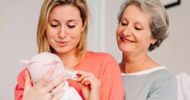 Suedia bëhet sërish model/ Leja e lindjes mund të kalojë nga prindërit te gjyshërit me pagesë