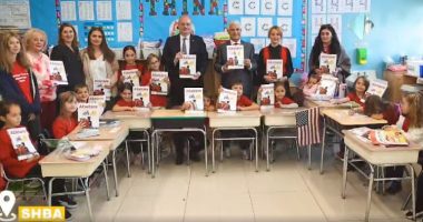 Ministri Hasani viziton shkollën me titullin ‘Ambasador i Kombit’ në New York, shpërndan 300 abetare për nxënësit