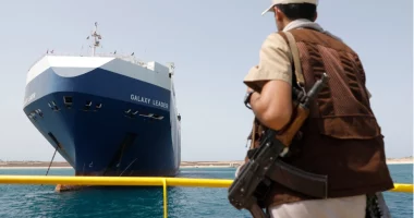 Wall Street Journal: Rusia ‘ndihmoi’ rebelët Houthi të sulmonin anijet perëndimore në Detin e Kuq