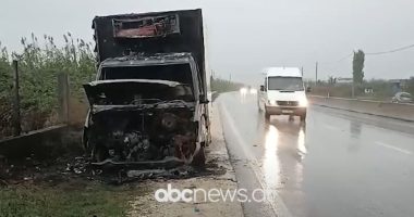 VIDEO/ Përfshihet nga flakët furgoni i mallrave në Lushnje