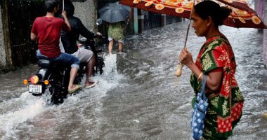 Stuhia tropikale Dana goditi bregun lindor të Indisë, evakuuohen 600,000 njerëz