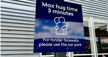 “Vetëm tre minuta përqafim”, bëhet viral rregulli i pazakontë i një aeroporti në Zelandën e Re