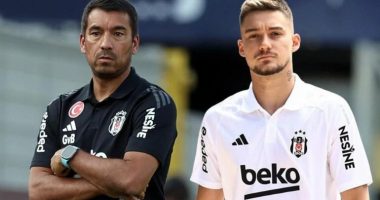 U fërshëllye nga tifozët e Besiktas, Van Bronckhorst mbron Muçin: Këta njerëz nuk duhet të vijnë më në stadium