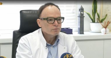 Heq tumorin përmes syrit, ndërhyrja e rrallë te një 60-vjeçar, u krye në neurokirurgjinë e QSUT