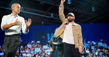 VIDEO/ Obama befason turmën në mitingun e Harris, bën rap me këngën ikonë të Eminem