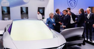 Makinat elektrike dominojnë në Panairin e Makinave të Parisit