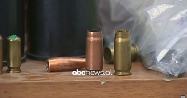 “Shqiponjat” qëlluan qytetarin/ Ekspertiza: Makina u godit nga tre plumba. Dëshmia: Një oficer më vuri armën në gjoks