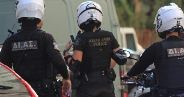 Çifti shqiptar kapet me armë dhe eksploziv në makinë, bllokohet qendra e Athinës