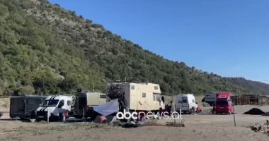Me kampera në Shëngjin/ Turistë nga e gjithë Europa ndalen në “Ranën e Hedhun”