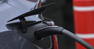 Norvegji, numri i makinave elektrike tejkalon ato me benzinë