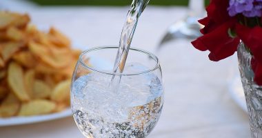 Uji i gazuar nuk e dëmton smaltin e dhëmbëve, sipas një studimi