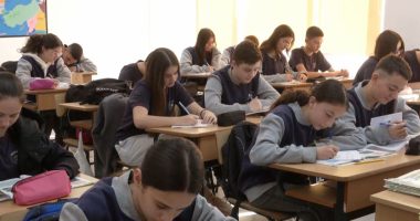 Uniformë për nxënësit/ Veshja shkollore, prindër, nxënës e mësues të ndarë në qëndrime