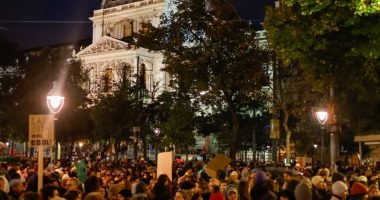 Mijëra njerëz marshojnë në Vjenë kundër FPO-së para bisedimeve për koalicion